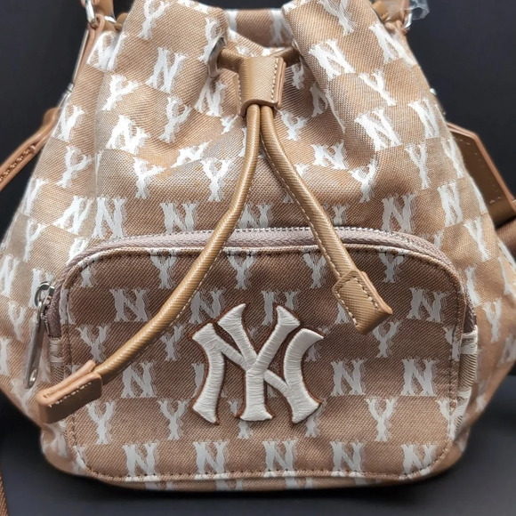 NWT,MLB New York Yankees Tan Jacquard Drawstring Monogramed Crossbody  Bag. - Picture 2 of 12